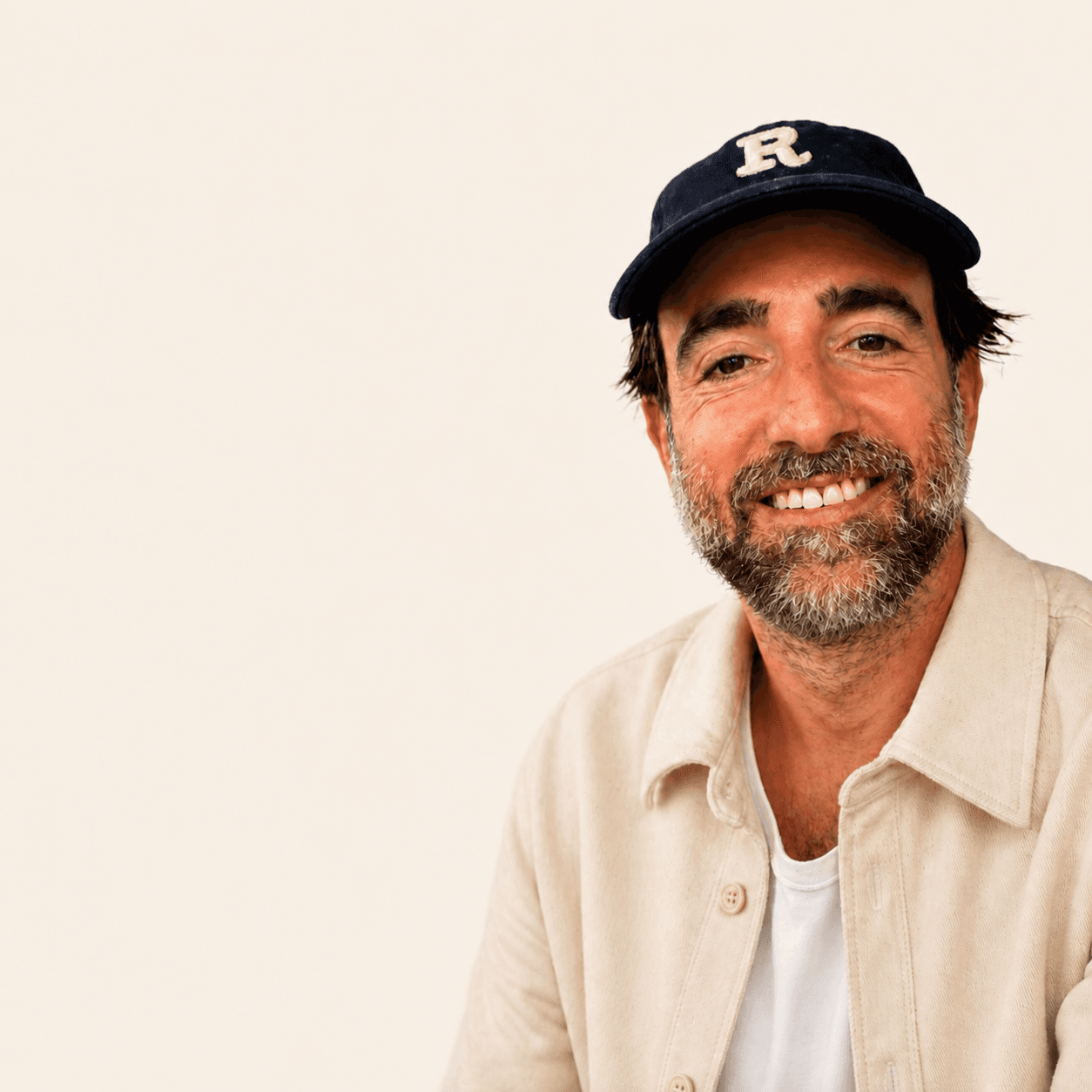 Portrait de Nicolas portant une casquette sombre